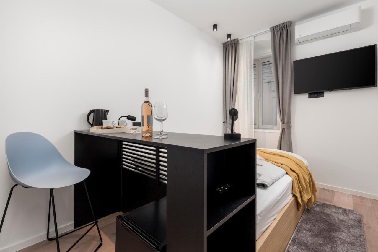 Deluxe Apartments & Rooms "In The Center" Rijeka Luaran gambar